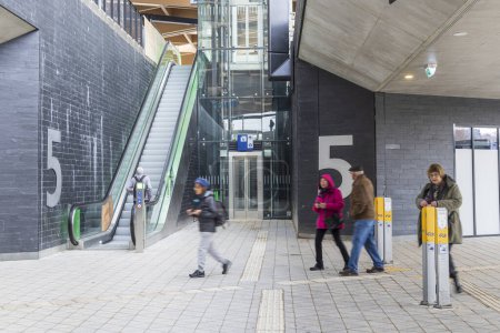 Téléchargez les photos : Ede, Pays-Bas - 1er mars 2024 : Passage avec escaliers roulants vers les quais de la nouvelle gare centrale d'Ede-Wageningen aux Pays-Bas - en image libre de droit