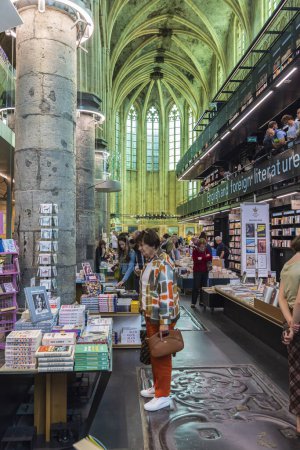 Téléchargez les photos : Maastricht, Pays-Bas : Intérieur de la librairie dans l'ancienne église dominicaine de Maastricht Limbourg province aux Pays-Bas - en image libre de droit