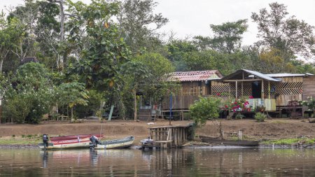 Szenische Ansicht von Häusern entlang des Flusses San Juan, auch bekannt als El Desaguadero an der Grenze zwischen Costa Rica und Nicaragua