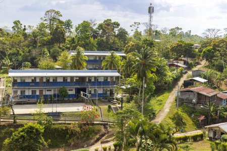 Vue aérienne du village d'El Castillo et de l "école primaire principale au Nicaragua