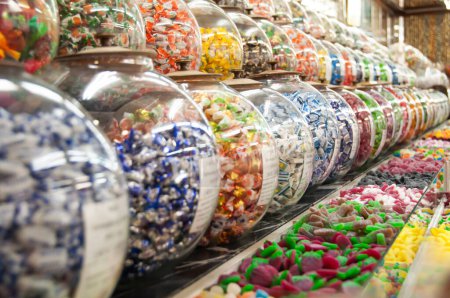 una elección de dulces de colores en un puesto de mercado. Foto de alta calidad