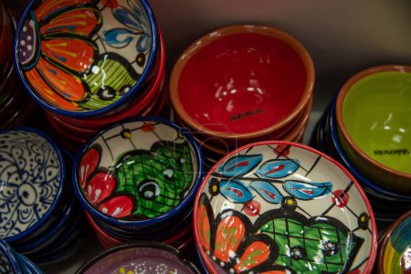 Téléchargez les photos : Ensemble de poteries et cendriers traditionnels espagnols en céramique dans un magasin de brocantes, Espagne typique. Photo de haute qualité - en image libre de droit