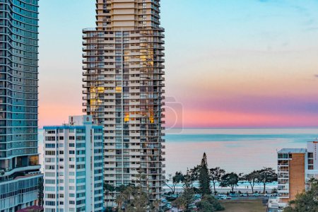 Foto de Surfers Paradise QLD Australia - 9 de julio de 2023: Edificios de gran altura, bloques de apartamentos y hoteles de lujo con vistas a la playa en la Costa Dorada con cielo rosa y púrpura al atardecer - Imagen libre de derechos
