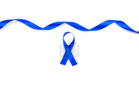 Foto de Vista superior de la foto de la cinta de satén azul símbolo de la conciencia del cáncer de próstata en el fondo viejo aislado con el espacio vacío - Imagen libre de derechos