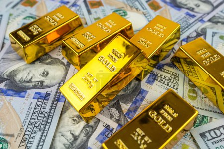 Téléchargez les photos : Lingots d'or sur les dollars. lingots d'or sur l'argent - en image libre de droit