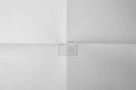 Papel blanco doblado. Libro blanco doblado sobre el fondo de cuatro fracciones