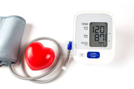 Foto de Tonómetro y corazón rojo sobre un fondo blanco. El concepto de salud del corazón, presión arterial normal. - Imagen libre de derechos