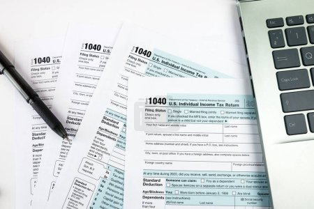 formulario de impuestos 1040 con lápiz y cuaderno. Concepto financiero. Tiempo impositivo