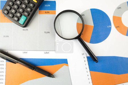 Geschäftsdiagramme, Diagramme und Taschenrechner auf dem Tisch. Finanzentwicklung, Bankkonto, Statistik