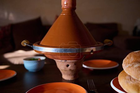 Foto de Tagine tradicional marroquí: una comida de verduras al vapor o carne en maceta de barro, servida en casa. Culinario. Cocina. Cultura y tradiciones de Marruecos - Imagen libre de derechos