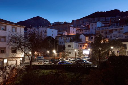 Vue de la ville médiévale espagnole Quesada dans la province de Jaen en Andalousie, éclairée par des lampadaires le soir. Style de vie, Voyage et concept de tourisme. Découvrir des lieux historiques célèbres. Espagne