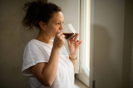 Attraktive Frauen trinken Kaffee und blicken verträumt aus dem Fenster