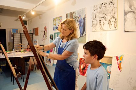 Foto de Los niños tienen clase de arte, dibujo, pintura con el profesor en el taller. Inspirar creatividad y habilidades artísticas en niños pequeños a través de actividades educativas y participativas. - Imagen libre de derechos