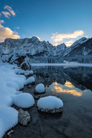 Puesta de sol helada de invierno en los lagos de Fusine, Friuli Venezia Giulia, Italia
