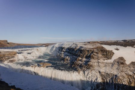 Schnee und Eis am Gullfoss-Wasserfall in Island