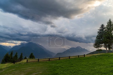 Téléchargez les photos : Coucher de soleil estival avec un orage qui approche dans les montagnes de la Vallée d'Aoste - en image libre de droit