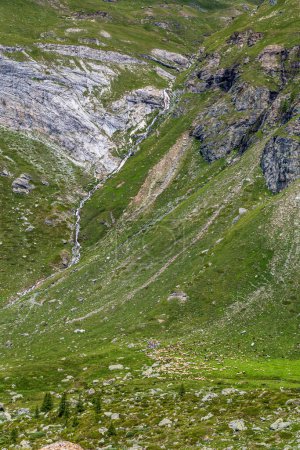 El hermoso valle frente al Cervino en un día de verano
