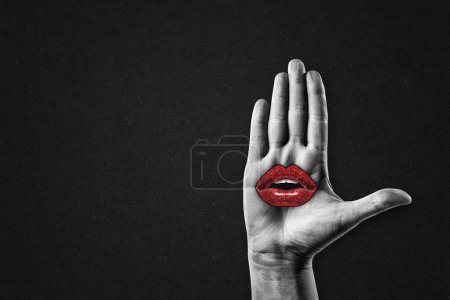 Handgesten-Stoppschild in Schwarz-Weiß mit den roten Lippen einer Frau auf Texturierpapier-Hintergrund, Kopierraum