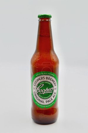 Foto de Un primer plano de una botella de Coopers Original Pale Ale sobre un fondo blanco - Imagen libre de derechos