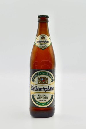 Foto de Un primer plano de una botella de Weihenstephaner Kristall Weissbier sobre un fondo blanco - Imagen libre de derechos