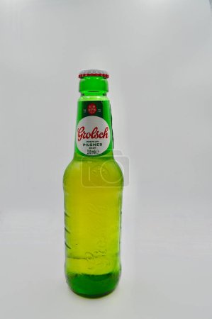 Téléchargez les photos : A bottle of Grolsch pilsner against a white background - en image libre de droit
