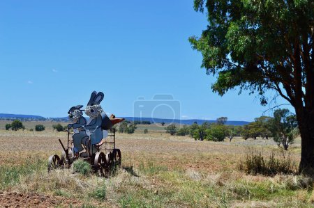Téléchargez les photos : Animaux à vélo le long du Banjo Paterson Way dans l'ouest de la Nouvelle-Galles du Sud - en image libre de droit