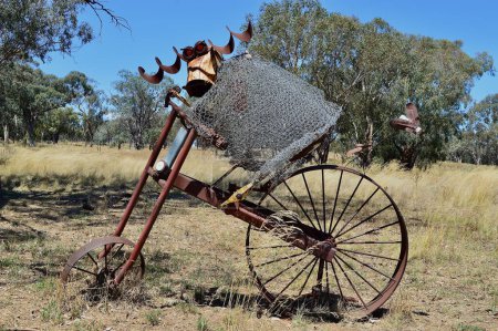 Téléchargez les photos : Animaux à vélo le long du Banjo Paterson Way en Nouvelle-Galles du Sud, Australie - en image libre de droit