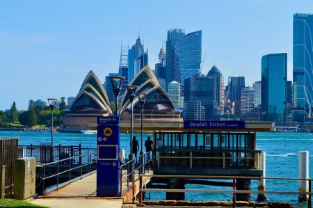 Téléchargez les photos : Nov 2023.Vue du quai de traversier de Beulah Street à Sydney, Australie - en image libre de droit