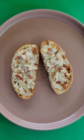 Téléchargez les photos : Pain au levain multigrains grillé en pierre avec bacon et fromage mozzarella - en image libre de droit