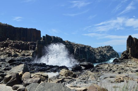 Una vista de las olas que se estrellan contra formaciones rocosas en Bombo en la costa sur de Nueva Gales del Sur, Australia