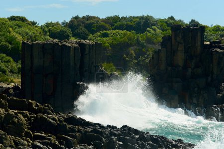 Wellen krachen in die Felsformationen bei Bombo Headland an der Südküste von New South Wales, Australien.