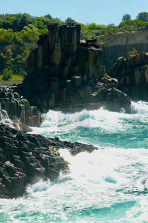 Wellen krachen in Felsformationen bei Bombo an der Südküste von New South Wales, Australien