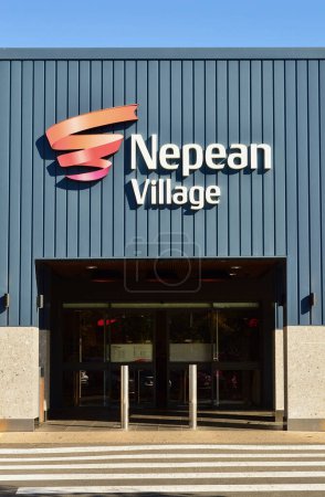 Téléchargez les photos : Une entrée au centre commercial Nepean Village à Penrith dans l'ouest de Sydney, en Australie. Mars 2024. - en image libre de droit