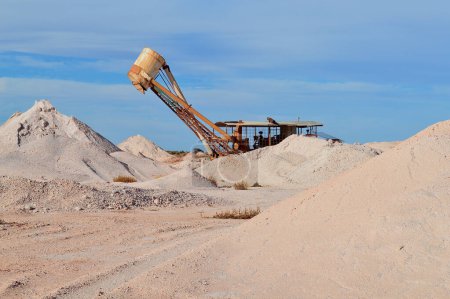 Téléchargez les photos : Pieux de sable dans des mines d'opale actives près de Coober Pedy en Australie-Méridionale. Vu de la Stuart Highway. - en image libre de droit