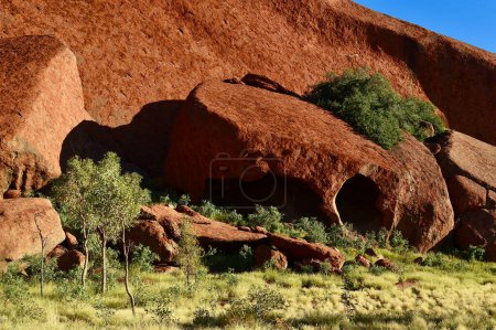 Rote Felsbrocken am Fuße des Ayers Rock im Roten Zentrum Australiens,