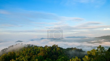 Foto de Hermoso mar de niebla y amanecer, vista desde el punto de vista de Aiyoeweng, provincia de Yala, Tailandia - Imagen libre de derechos