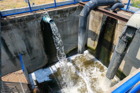Le bassin récepteur est utilisé pour pomper les eaux usées dans le système de traitement des eaux usées.