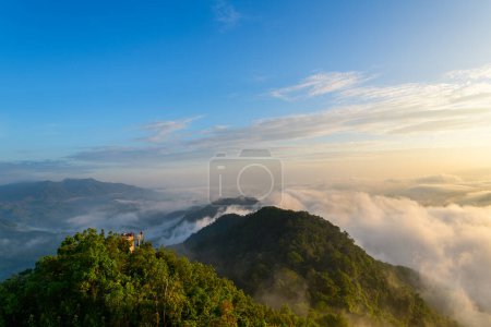 Foto de Hermoso mar de niebla y amanecer, vista desde el punto de vista de Aiyoeweng, provincia de Yala, Tailandia - Imagen libre de derechos