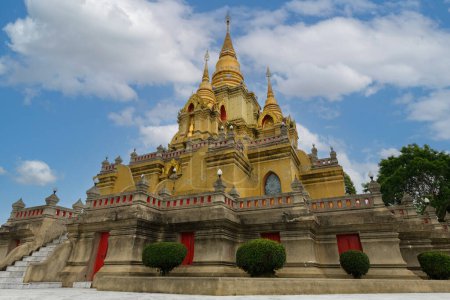 Foto de La pagoda dorada en el templo Buddhadhiwat. Situado en Betong Yala, Tailandia, viaje a Tailandia - Imagen libre de derechos