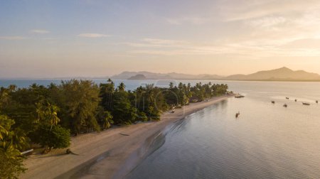 Luftaufnahme von Koh Mook oder Muk Island am Morgen. Es ist eine kleine idyllische Insel in der Andamanensee im Süden Thailands. Ein Großteil der Insel besteht aus tiefem Dschungel und intakter Natur