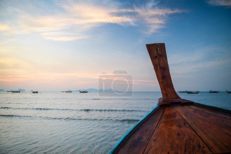 Téléchargez les photos : Autour de la proue d'un bateau à longue queue tout en naviguant dans la mer. En route pour Koh Kradan, province de Trang. mer de teavel de Thaïlande - en image libre de droit