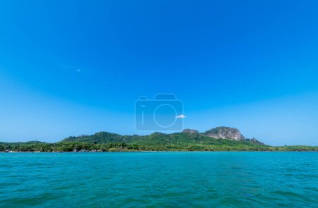 Seitenansicht von Koh Mook oder Mook Insel mit blauem Himmel im Sommer, Trang. Es ist eine kleine idyllische Insel in der Andamanensee im Süden Thailands.