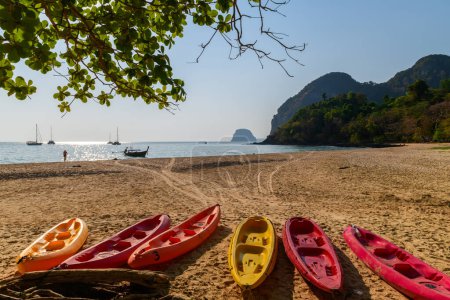 Foto de Paisaje de Farang Beach o Charlie Beach, hay canoas en la playa de arena Es una playa ideal para ver la puesta de sol más hermosa en Koh Muk, provincia de Trang. - Imagen libre de derechos