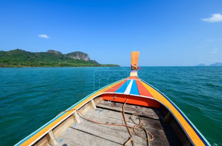 Alrededor de la proa de un barco de cola larga mientras navega en el mar. De camino a Koh Kradan, provincia de Trang. mar de teca de Tailandia