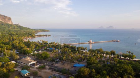 Luftaufnahme von Koh Mook mit Pier.Es ist eine kleine idyllische Insel in der Andamanensee im Süden Thailands. Ein Großteil der Insel besteht aus tiefem Dschungel und intakter Natur