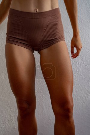 Gros plan de belles jambes bronzées pour femmes en chaussettes blanches