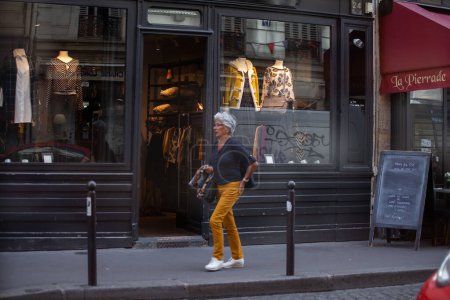 Foto de Mujeres caminando a través de un escaparate en el distrito histórico de París, Francia - Imagen libre de derechos