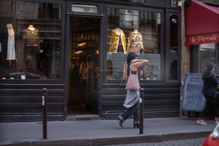 Téléchargez les photos : Femmes marchant à travers une vitrine dans le quartier historique de Paris, France - en image libre de droit