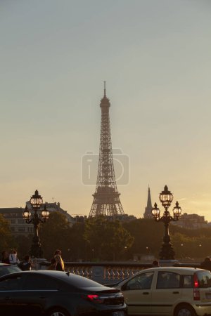 Foto de La Torre Eiffel de París al atardecer - Imagen libre de derechos