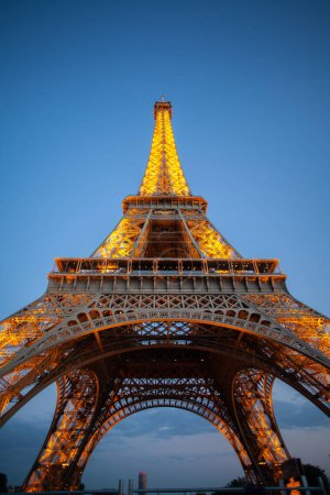 Téléchargez les photos : Tour Eiffel illuminée à Paris la nuit - en image libre de droit